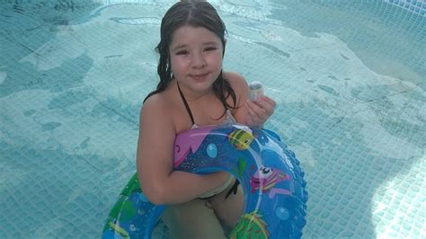 Ganhando uma bóia nova e abrindo Kinder Ovo com surpresa na piscina YouTube