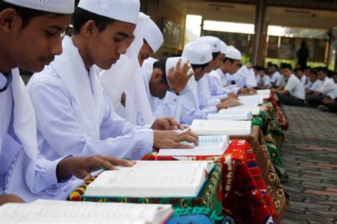 Caption ig lucu, gokil, kocak yang bikin kamu ngakak sampai perut mules. √ Caption Dp Bbm Hari Santri Nasional Terbaru Tahun Ini ...