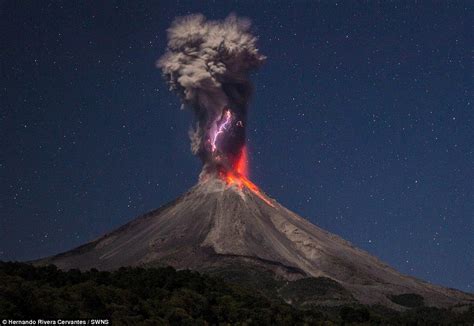 Un éclair Au Dessus Du Volcán De Colima Volcano Lightning Lightning