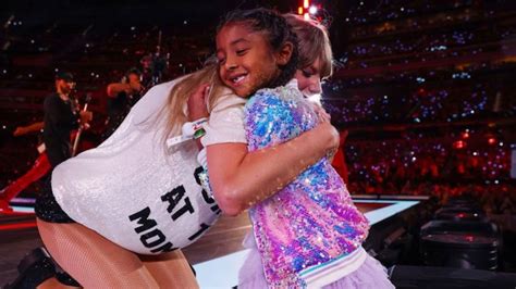 Watch Taylor Swifts Moment With Kobe Bryants Daughter During Show Cnn
