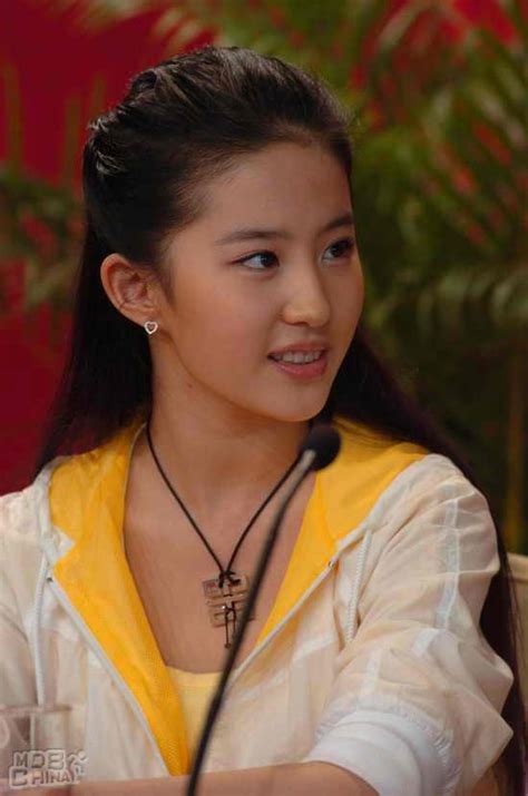 Sep 14, 2021 · 大陸一名妙齡正妹李奕霏是劉亦菲的鐵桿粉絲，家藏上百張劉亦菲海報，19歲那年狠砸百萬，把自己的容貌整成劉亦菲，甚至名字也改成「奕霏. 劉亦菲寫真照片 - 第527張/共800張