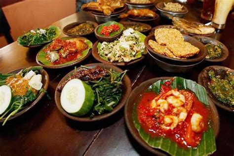 Banyak sekali rumah makan khas sunda yang menyajikan makanan ini. 14 Makanan Khas Sunda Paling Ngangenin Buat Kulineran