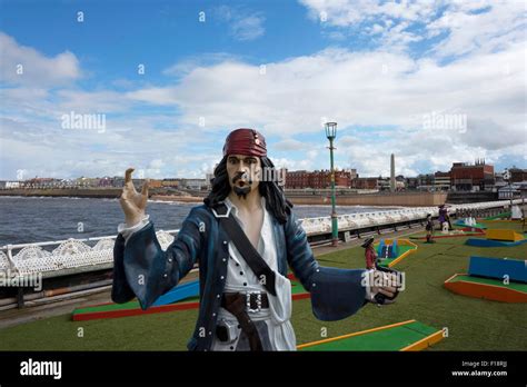 Modelo de un pirata por crazy golf en North Pier en Blackpool Lancashire Fotografía de stock