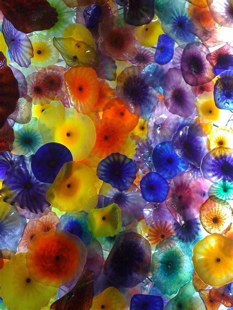 It's one of the major points of interest on the las vegas strip, and it offers entertainment far beyond what you'd expect from a hotel. Bellagio | Art, Flower art, Glass art