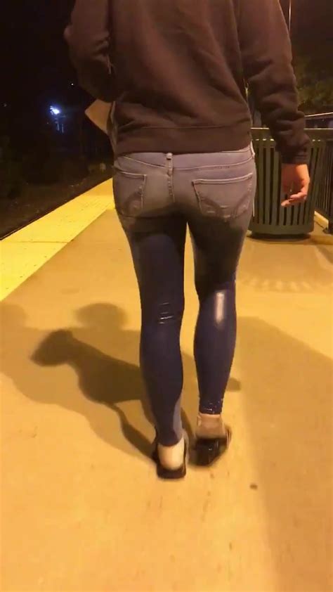 Walking While Wetting Jeans In Public In Italiano