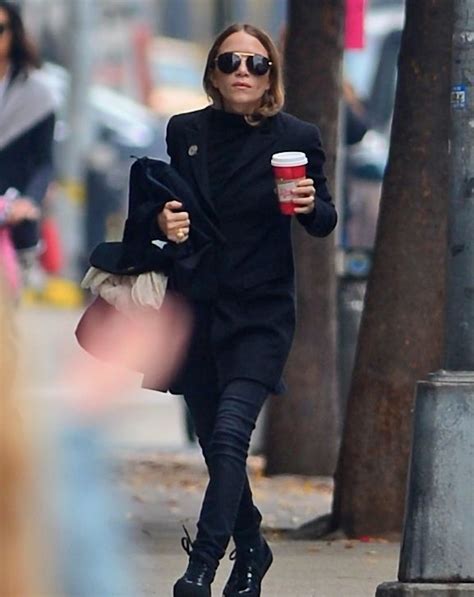 Olsens Anonymous Mary Kate Steps Out In New York City