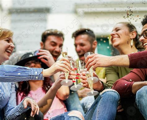 Glückliche Freunde Jubeln Mit Champagner Und Machen Party Im Foto