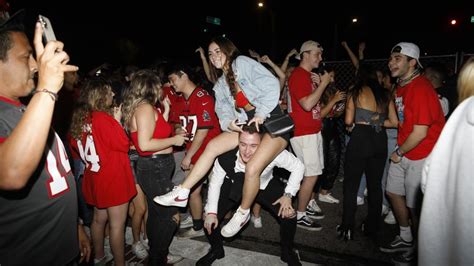 Nach neuesten umfragen hält einer von drei franzosen den. Trotz Corona: Schriller Flitzer und harte Party beim Super Bowl - American Football | SportNews.bz