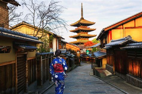 Kyoto , japan's most fascinating city, is made up of many different districts each with its own distinctive atmosphere, charm and history. Kyoto Geisha Tour - Geishas, Maikos, and Gion - Context Tours - Context Travel