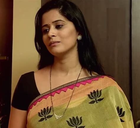 Attractive Hindu Wife In Saree And Mangalsutra