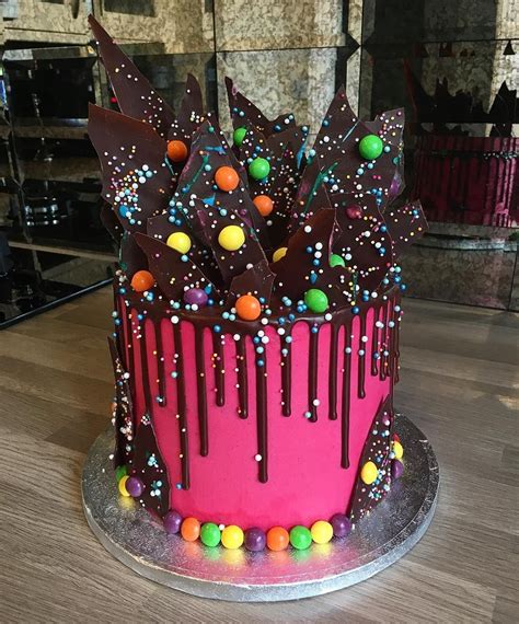80 s inspired drip cake for a saturday night 💃🏽