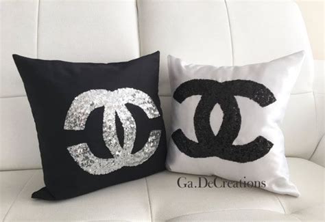 ✅ subito a casa e in tutta sicurezza con ebay! Throw Black Red White Sequins Chanel Pillow Cover, Silver Black White Decorative Pillow, Chanel ...