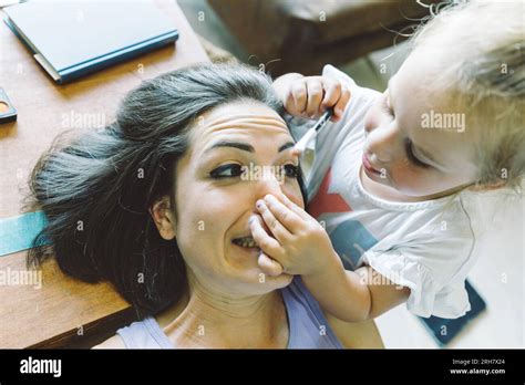 Mamá E Hija Juegan Con El Maquillaje En La Sala De Estar Riendo