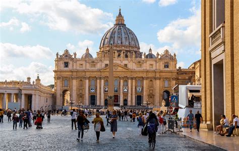 Piazza San Pietro La Più Importante E Famosa Al Mondo