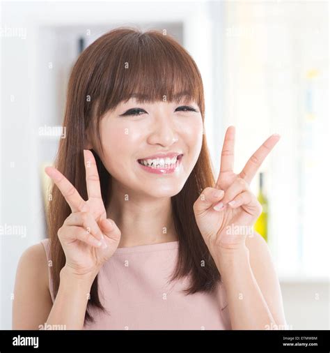 Japanese Girl Peace Sign Hi Res Stock Photography And Images Alamy