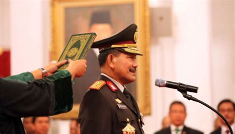 jokowi takes oath badrodin haiti as new indonesia s police chief