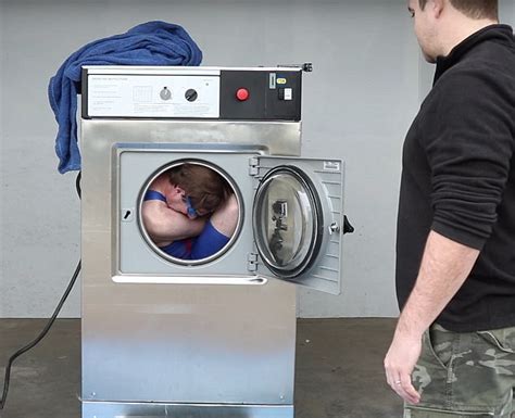 Escape Artist Gets Out Of Handcuffs In Washing Machine Daily Mail Online