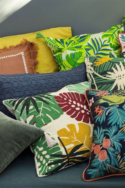 Des Coussins Aux Motifs Tropicaux Ampm Coussin Tropical Idee Deco