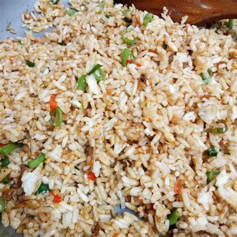 Panaskan minyak goreng dengan api kecil. Resep Nasi Goreng Rumahan #INDONESIAKAYA dari Yulia Marie ...