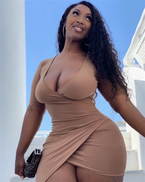 Crisanaariyah On Instagram A Woman Curvy Girl Fashion Curvy