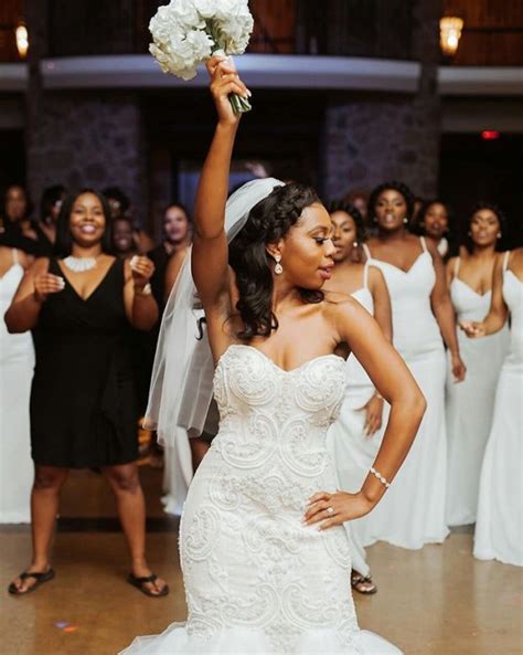 Why Brides Toss The Bouquet Sugar Weddings And Parties