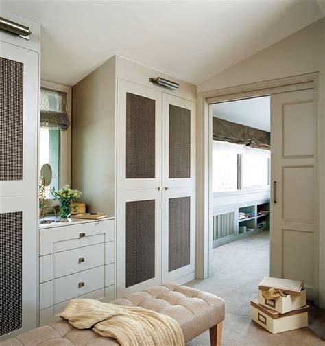 El mobiliario de una habitación pequeña debe ser de tamaño reducido, acorde con el espacio disponible, y a ser posible de diseño liviano y colores claros para transmitir sensación de ligereza. Ideas, precios y presupuestos para hacer un vestidor ...