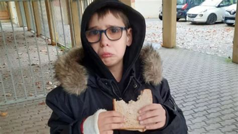 Lyon Un Enfant Autiste Exclu De La Cantine Sa Maman Témoigne En Larmes