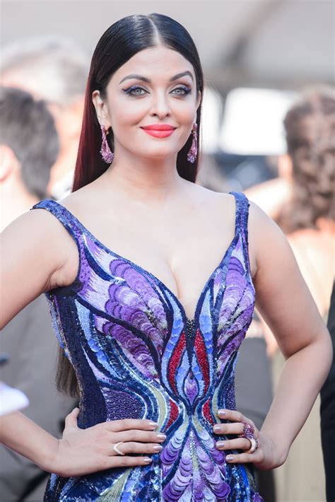 Aishwarya Rai Hot Cleavage Photos Girls Of The Sun Premiere At The St Cannes Film Festival
