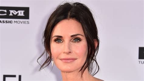 Watch Courteney Cox Cut Her Own Bangs At Home —video Allure