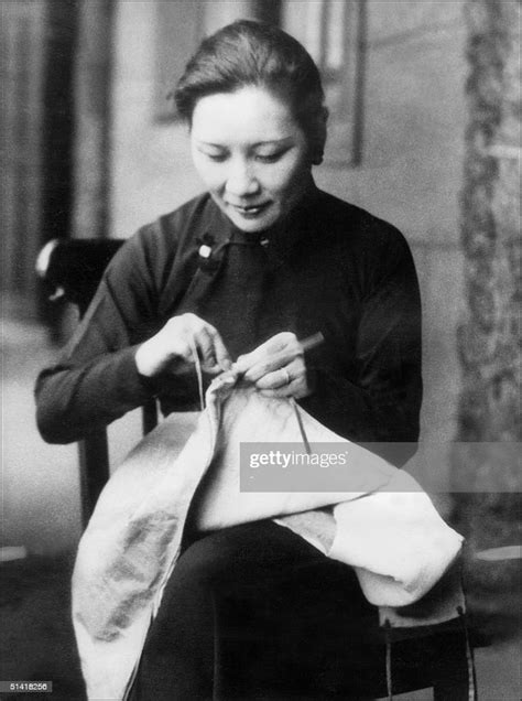 Mrs Chiang Kai Shek Wife Of China S Generalissimo Sewing A Nachrichtenfoto Getty Images