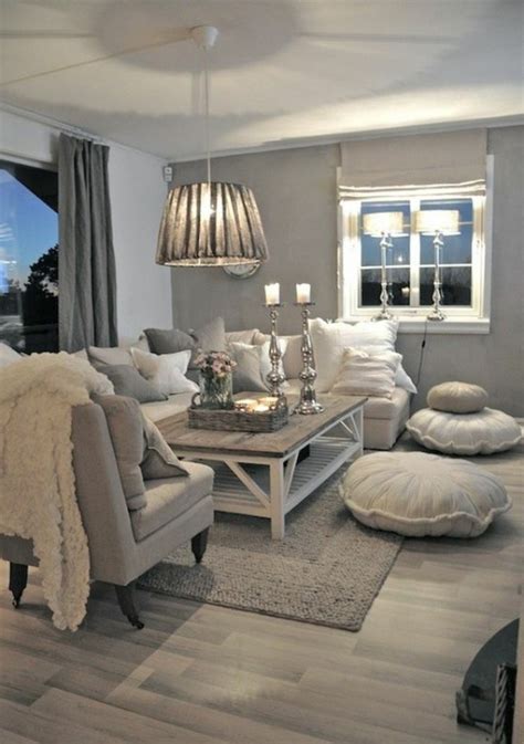 Einladendes Wohnzimmer dekorieren: Ideen und Tipps