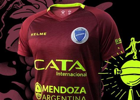 El uniforme local recurre al clásico diseño de franjas rojinegras que identifica al consadole. Tercera camiseta Kelme de Godoy Cruz 2019