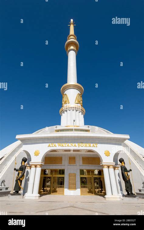 Monumento a la Independencia en Ashgabat Turkmenistán Construido con