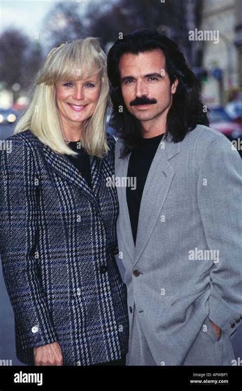 Yanni And Linda Evans 1993 Hi Res Stock Photography And Images Alamy