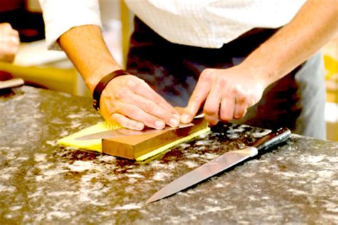 Con los cuchillos afilados evitas accidentes, hacés menos fuerza y sacás cortes más limpios y más precisos, responde roy asato, al frente de asato sushi. Curso de cocina (parte 22). Afilado de cuchillos
