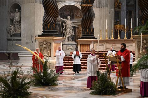 Palm Sunday Services Pope Francis Without Flock In St Peters Bloomberg