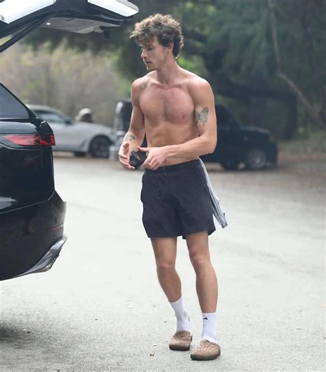 Alexis Superfan S Shirtless Male Celebs Shawn Mendes Goes For A Shirtless Run In Los Angeles