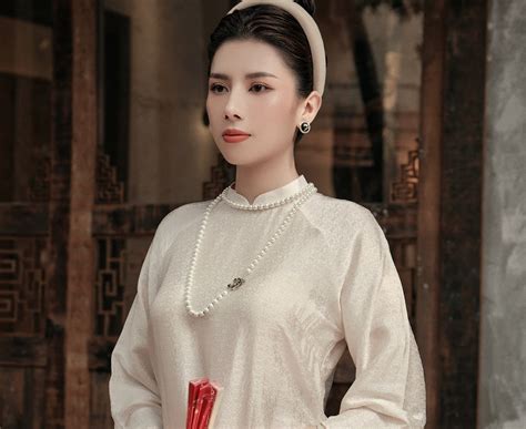 Hoa Hậu Dương Yến Nhung Thả Dáng đẹp Trong Bộ ảnh áo Dài Tạp Chí