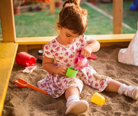 Jouer dans le sable a des bienfaits pour le développement de l enfant