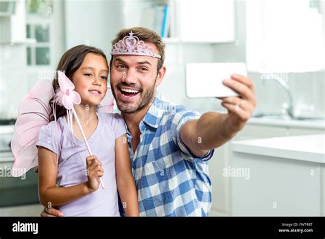Padre Teniendo Selfie Con La Hija De Angel Disfraz Fotografía De Stock