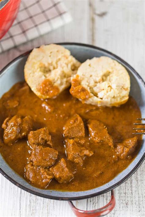 Zartes Wiener Rindsgulasch Nach Omas Rezept Casualcooking At Rezept Rindsgulasch Rezepte