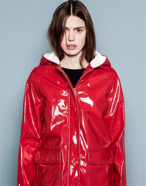 red pvc hooded raincoat regenkleidung regenbekleidung regen mode
