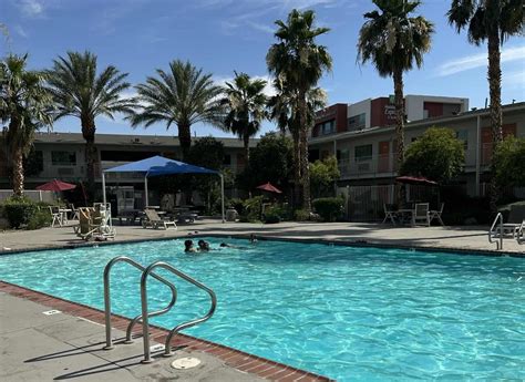 Motel 6 Las Vegas Nv Tropicana Pool Season Hours Amenities
