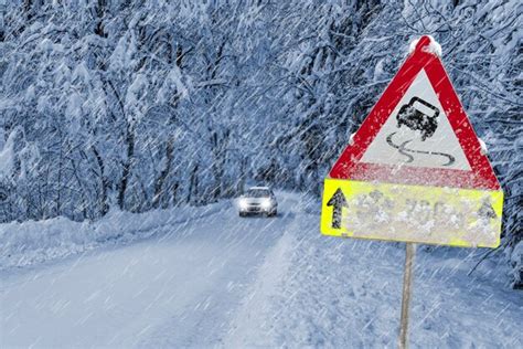 Premium Photo Traffic Sign Warns Of Snow And Icy Road