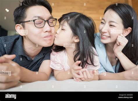 Los Padres Besando A Su Hija Mejillas Fotos E Imágenes De Stock Alamy