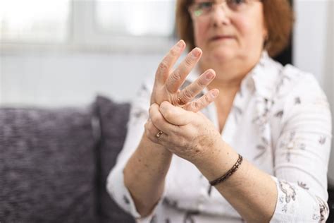 Formigamento na mão direita causas sintomas e tratamentos SaúdeLab