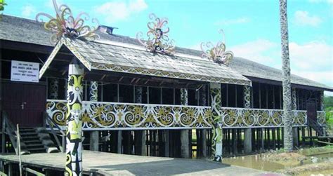 Rumah adat kalimantan timur adalah rumah lamin yang menjadi tempat tinggal suku dayak. Rumah Adat Kalimantan Timur, Gambaran Khas Budaya Suku Dayak