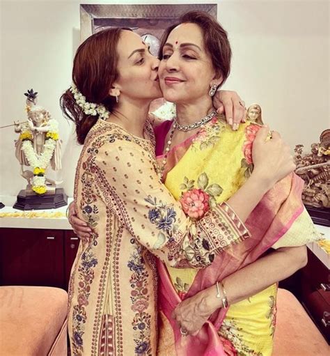 मां हेमा के बर्थडे पर ईशा देओल का खास पोस्ट गाल पर Kiss कर लुटाया प्यार Hema Malini Gets A
