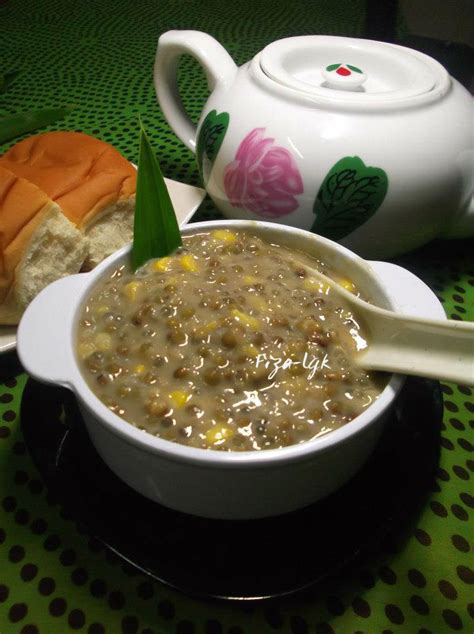 The beans are boiled till soft, and sugar and coconut milk are added. BUBUR KACANG HIJAU BERJAGUNG | Fiza's Cooking