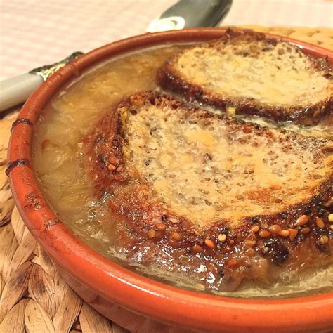 La sopa de cebolla es una receta tradicional francesa muy buena y fácil